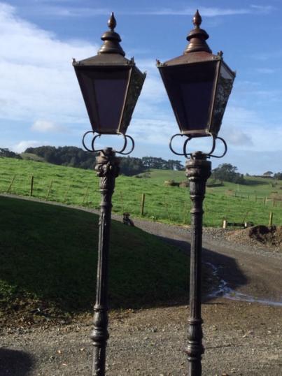 一对十九世纪路灯